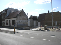 880133 Gezicht op het bouwterrein op de hoek van de Draaiweg en de Lauwerecht (rechts) te Utrecht, waar nieuwbouw ...